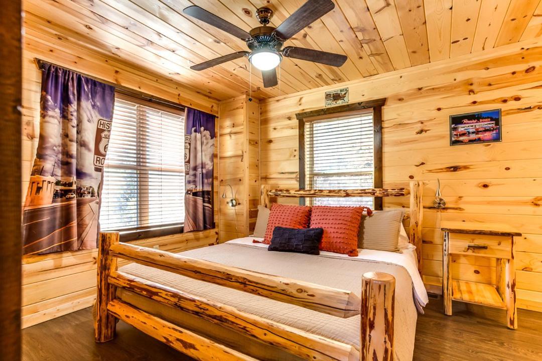 Route 66 Cabin Pigeon Forge Room photo